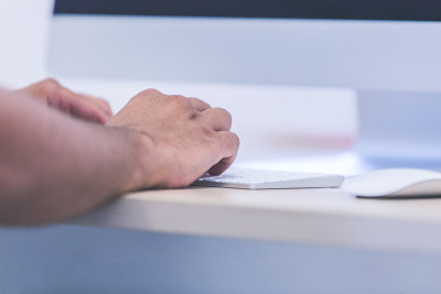 男性的手或者办公室职员在键盘上打字