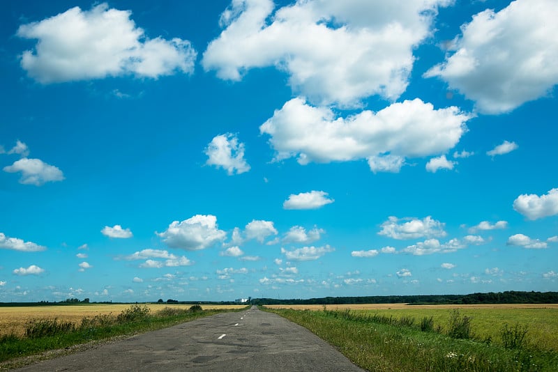 空的柏油路