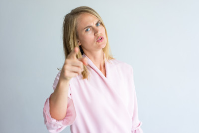 愤怒的年轻白人妇女的肖像