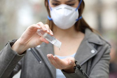 妇女戴口罩，用洗手液洗手，防止传染