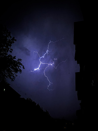 闪电在暴风雨中闪烁