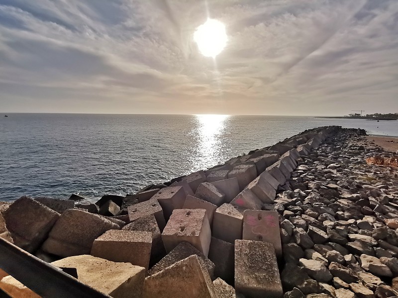 在Playa de Las vista城市沙滩的顶视图。海滩位于大西洋的阿罗纳市