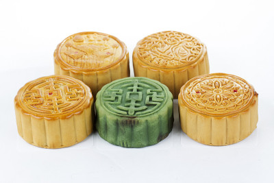 白色背景上的月饼