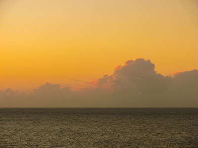 复活节岛上的日落。海洋中夕阳的颜色。
