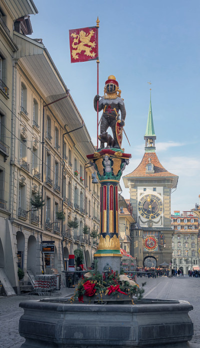 Zahringen喷泉(Zahringerbrunnen)以Zytglogge钟塔为背景——瑞士伯尔