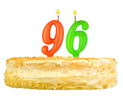 生日蛋糕与蜡烛九十六孤立在白色