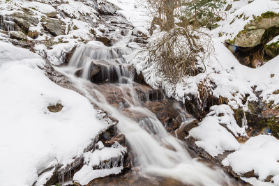 在马德里的Canencia港口，积雪覆盖的山涧