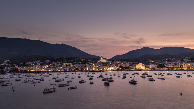日落Cadaqués，风景如画的村庄Alt Emporda，加泰罗尼亚，西班牙
