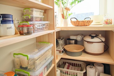 木质架子上放着食物和厨具，厨房用具