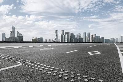 白天，杭州的柏油路和美丽的城市景观