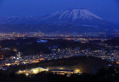 岩手火山和晚上
