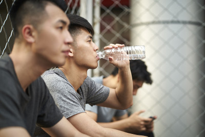 亚洲运动员在户外运动后休息
