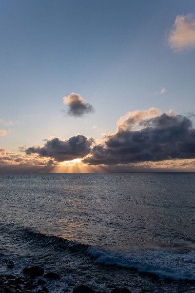 鄂霍次克海多云的日落海景