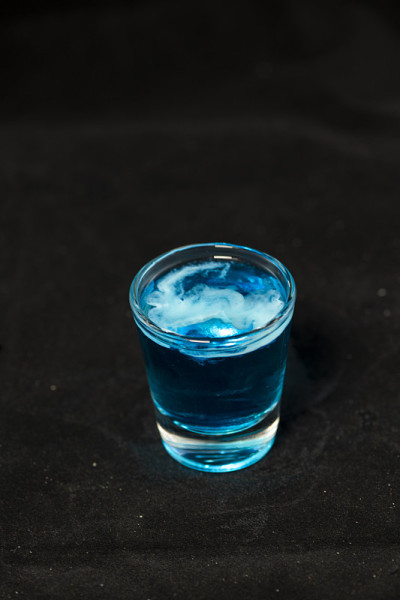 水母小杯鸡尾酒与蓝色库拉索，萨姆布卡，伏特加和牛奶