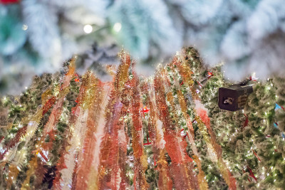 特写装饰的圣诞树枝用雪和Led灯和其他装饰品挂在圣诞树枝树上
