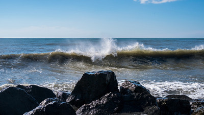 格鲁吉亚波蒂黑海海岸的海浪