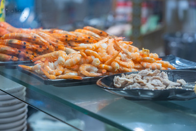 煮虾和猪肉在餐厅的烹饪材料