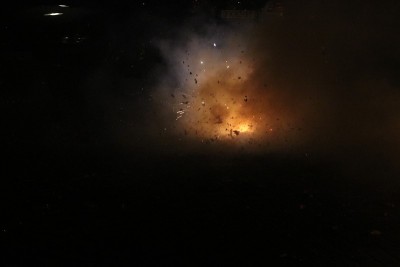 中国的鞭炮在除夕夜连续爆炸