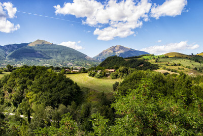 意大利阿布鲁佐坎普里周围双山的全景。Monti Gemelli(双山)属于Gran Sasso和Mo