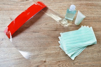 塑料面罩使用夫妇卫生面罩保护鼻子和嘴与酒精或凝胶为基础的手消毒清洁疾病