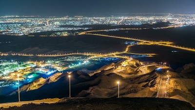 夜晚时光流逝与曲折的道路。Jebel Hafeet是一座山，主要位于Al Ain的周围，提供了一个令