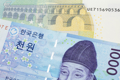 一张韩国的蓝色韩元纸币和一张欧盟欧元区的欧元纸币
