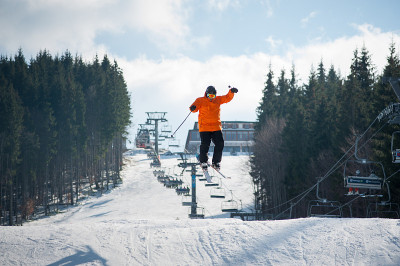滑雪飞人从山坡上一跃而下