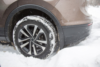 汽车陷在雪堆里了