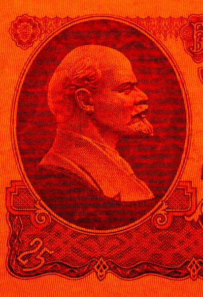这是1961年苏联25卢布纸币碎片上的红色抽象画，上面是弗拉基米尔·列宁的肖像