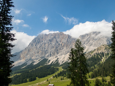 在Ehrwald附近的Tiroler Zugspitz竞技场徒步旅行