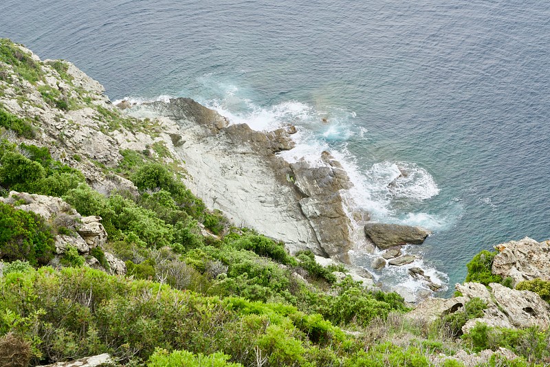 海浪拍打着绿色的悬崖海岸