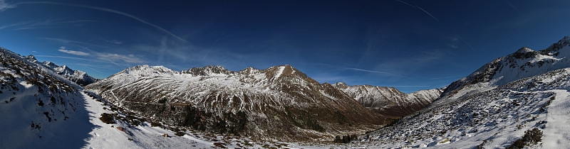 蓝天，蒸汽轨迹和雪，全景Kühtai，蒂罗尔，奥地利