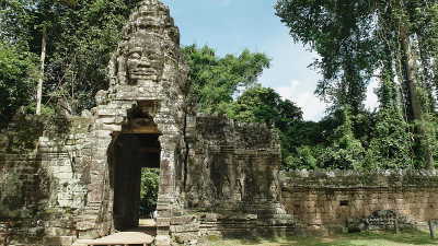 吴哥窟banteay kdei寺面塔的广角镜头