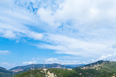 地中海山腰上的一串风车