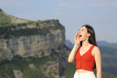 亚洲女人在山里度假时尖叫