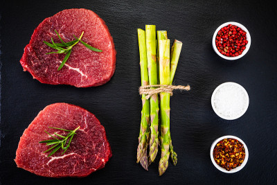 切板上的新鲜生牛肉