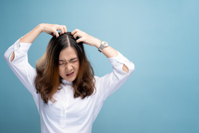 女人挠着头