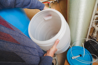 手握塑料容器在水处理室