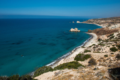 Petra tou Roumiou，阿芙罗狄蒂的岩石。塞浦路斯地中海的岩石海岸。