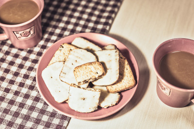 两个人的老式饼干和咖啡