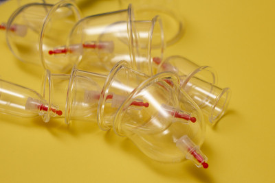 hijama jar。真空泵的黄色背景