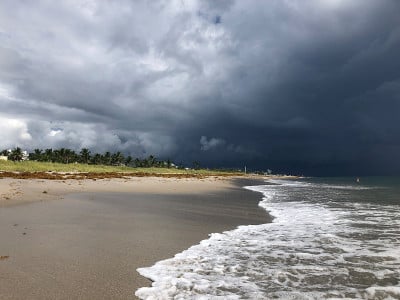 飓风迈克尔在海滩上降雨