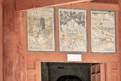 描绘佛教场景的面板-9层木质门廊莫高窟96-中国甘肃敦煌0603