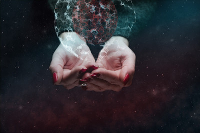 女人手握细胞在掌心分裂。星云尘埃。混合媒体。