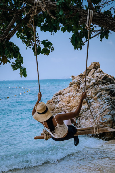美丽的热带岛屿海滩- Koh Kham, Trat泰国芭堤雅亚洲，女人放松在海滩上