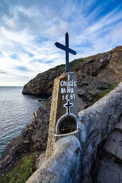穿过楼梯爬上圣胡安德Gaztelugatxe, Bermeo，巴斯克地区，西班牙