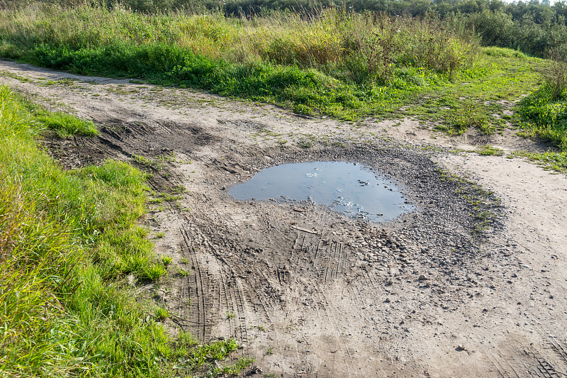 道路上的车辙充满了水