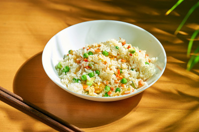 碗里有鳄梨和鸡蛋。中国菜