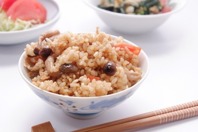 香菇糙米、炒豆腐和胡萝卜。