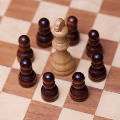 下棋，多对一，团队合作的概念。